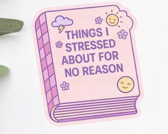 Könnte beinhalten: Ein hellrosa Aufkleber in Buchform mit dem Text „THINGS I STRESSED ABOUT FOR NO REASON“. Er hat lila Akzente und Illustrationen von Sonne, Blumen, Wolke und Blitz.