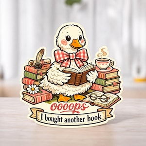 Könnte beinhalten: Ein Aufkleber mit einer Cartoon-Ente, die ein Buch liest und eine rot-weiß karierte Schleife trägt. Die Ente ist von Büchern, einer Kaffeetasse und dem Text "oooops I bought another book" umgeben.