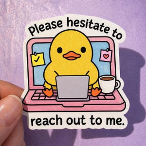 Könnte beinhalten: Ein Aufkleber mit einer gelben Entenfigur, die an einem rosa Laptop arbeitet. Der Laptop-Bildschirm zeigt einen blauen Hintergrund. Der Aufkleber enthält den Text "Please hesitate to reach out to me."