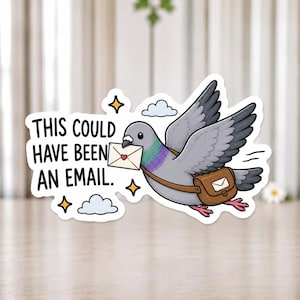 Peut inclure: Un autocollant découpé représentant un pigeon gris en plein vol, portant une enveloppe blanche dans son bec et une sacoche en cuir marron. Le texte indique THIS COULD HAVE BEEN AN EMAIL, avec des illustrations de nuages et d'étoiles.
