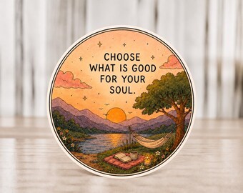 Könnte beinhalten: Runder Aufkleber mit einer Landschaftsillustration. Das Bild zeigt einen Sonnenuntergang über einem See mit Bergen, einem Baum und einer Hängematte. Der Text lautet: "CHOOSE WHAT IS GOOD FOR YOUR SOUL."