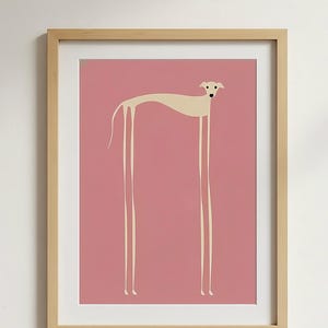 Könnte beinhalten: Gerahmter Kunstdruck mit einer minimalistischen Illustration eines Windhundes mit langen Beinen. Der Hund ist cremefarben vor einem rosafarbenen Hintergrund. Das Kunstwerk ist in einem hellen Holzrahmen präsentiert.