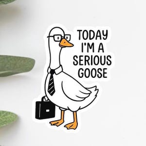 Op de afbeelding: Een witte sticker met een cartoon gans met een bril, stropdas en een aktetas. De tekst "TODAY I'M A SERIOUS GOOSE" is in het zwart gedrukt. De gans heeft oranje voeten en een snavel.