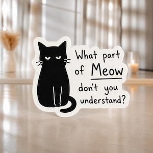 Peut inclure: Un autocollant blanc découpé représentant un chat noir à l'expression grincheuse. À droite du chat, le texte noir indique : What part of Meow don't you understand ? Le mot Meow est souligné. L'autocollant a une bordure blanche lisse et mate.