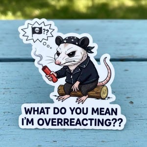 Puede incluir: Una pegatina con un opossum con una chaqueta de cuero negra y una bandana, sosteniendo un petardo encendido. El opossum está sentado en un tronco, con una burbuja de pensamiento que muestra una bandera pirata. El texto dice: "WHAT DO YOU MEAN I'M OVERREACTING??"