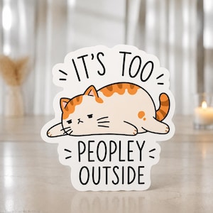 Könnte beinhalten: Ein gestanzter Aufkleber mit einer Cartoon-Illustration einer pummeligen orange-cremefarbenen Katze, die flach auf dem Bauch liegt. Der Text über der Katze lautet IT'S TOO und der Text darunter lautet PEOPLEY OUTSIDE in einer einfachen schwarzen Schrift.