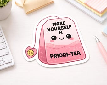 Könnte beinhalten: Ein rosa Teebeutel-Aufkleber mit dem Text "MAKE YOURSELF A PRIORI-TEA" in Schwarz. Der Teebeutel hat ein lächelndes Gesicht und ein herzförmiges Etikett mit einem lächelnden Gesicht. Der Aufkleber befindet sich auf einer weißen Oberfläche mit Tastatur und Stift.