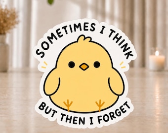 Könnte beinhalten: Ein gestanzter Aufkleber mit einem runden, gelben Cartoon-Küken mit schwarzen Augen und einem orangefarbenen Schnabel. Der Text "SOMETIMES I THINK" ist über dem Küken gewölbt, "BUT THEN I FORGET" darunter, beides in fetter, schwarzer Schrift.