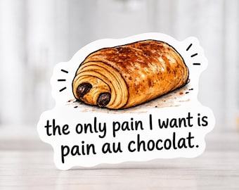 Könnte beinhalten: Ein gestanzter Aufkleber mit einer Illustration eines goldbraunen, blättrigen Pain au Chocolat mit sichtbaren Schokoladenfüllungen. Unter dem Gebäck steht in schwarzer Schrift: the only pain I want is pain au chocolat.