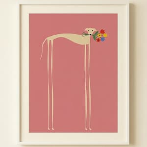 Könnte beinhalten: Gerahmter Kunstdruck mit einer Illustration eines cremefarbenen Hundes mit langen Beinen, der einen Blumenstrauß hält. Der Hund steht vor einem rosafarbenen Hintergrund. Das Kunstwerk ist in einem weißen Rahmen eingefasst.