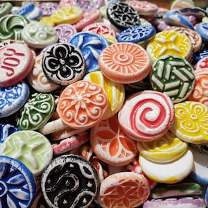 15 KERAMIK mini TILES - gemischte Designs - glasiert - Super für MOSAIK, Magnete, Schmuckdesign und mehr