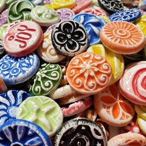 50 KERAMIK mini FLIESEN oder Cabs - gemischte Designs - glasiert - Ideal für MOSAIK, Magnete, Schmuckdesign, flache Rückseite, nur auf der Vorderseite glasiert