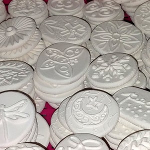 50 weiße flache Fliesen / Cabs aus BisQue (BisQue) - Gemischte Designs - BISQUE - Unbemalt - Selber bemalen - Ideal für Mosaike, Magnete, Schmuckdesign