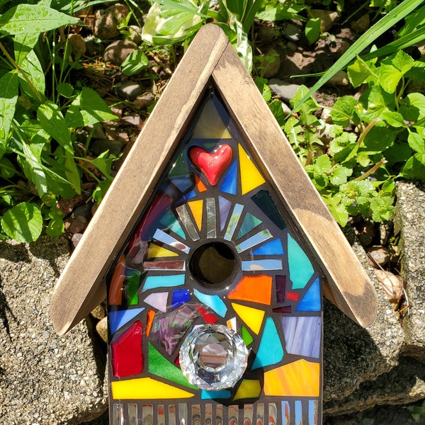 Mosaic Birdhouse FRONT ONLY , MIxed Media/Stained Glass - fait sur commande, Design personnalisé - mélange de couleurs, fleurs, coeur, soleil, spirale, arc-en-ciel