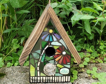 MIxed Media / Stained Glass Mosaic Birdhouse FRONT ONLY - op bestelling gemaakt, Custom design - kleurenmix, bloemen, hart, zon, spiraal, regenboog