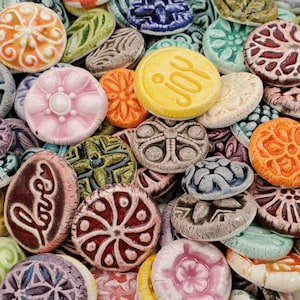 10 KERAMIK mini FLIESEN oder Cabochons - gemischte Designs - glasiert - Ideal für MOSAIK, Magnete, Schmuckdesign und vieles mehr! Flache Rückseite, Glasur auf der Vorderseite