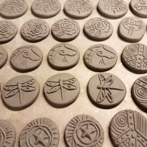 20 BisQue flache Fliesen - gemischte Designs - BISQUE - unlackiert - malen Sie Ihre eigenen - ideal für MOSAICS, Magnete, Schmuck-Designs und vieles mehr