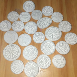 40 BisQue flache Fliesen - gemischte Designs - BISQUE - unlackiert - malen Sie Ihre eigenen - ideal für MOSAICS, Magnete, Schmuck-Designs und vieles mehr