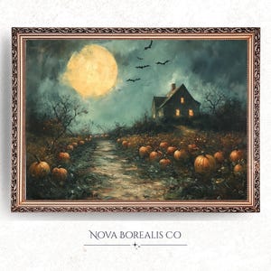 Może przedstawiać: Oprawiony obraz o tematyce Halloween. Pełnia księżyca oświetla upiorną scenę z domem, dyniami i nietoperzami. Dzieło sztuki jest w ozdobnej ramie. Tekst "NOVA BOREALIS CO" znajduje się na dole.
