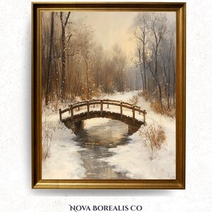 Könnte beinhalten: Gerahmtes Winterlandschaftsgemälde mit einer Holzbrücke über einem schneebedeckten Bach. Kahle Bäume säumen die Ufer, und das Kunstwerk ist in einem goldfarbenen Rahmen gefasst. Der Text "NOVA BOREALIS CO" befindet sich unten.