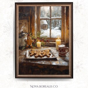 Può includere: Dipinto incorniciato raffigurante una scena invernale accogliente. Omini di pan di zenzero su un vassoio, con candele accese e una tazza di bevanda calda. Un paesaggio innevato è visibile attraverso una finestra, creando un'atmosfera festosa.