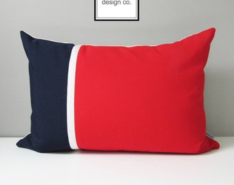 Fodera per cuscino da esterno rosso e blu navy con logo decorativo, Blocco di colore moderno, Fodera per cuscino rosso bianco blu, Fodera per cuscino Sunbrella, Americana