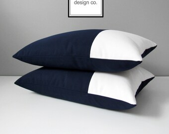 Housse de coussin d'extérieur bleu marine et blanc, bloc de couleur décoratif, taie d'oreiller nautique, taie d'oreiller moderne sunbrella, housse de coussin