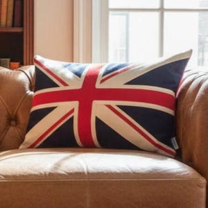 Capa de almofada com a bandeira do Reino Unido em tecido Sunbrella® para exterior, ideal para decoração de barcos e pátios, presente de boas-vindas ou para decorar um espaço masculino. Capa de almofada com a bandeira britânica do Reino Unido.