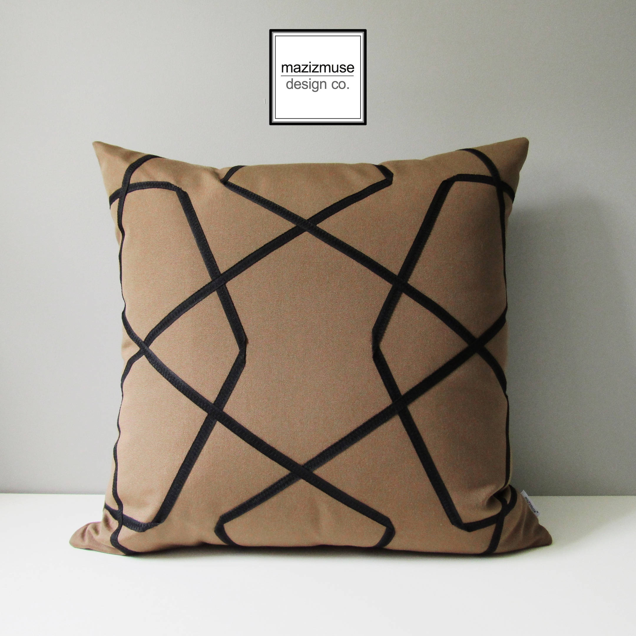 Housse d'oreiller Extérieure Décorative en Brun Cacao, Housse Moderne, Noir, de Coussin Sunbrella Tr