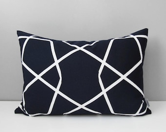 Navy Blue & White Sunbrella® Outdoor Kissenbezug in moderner geometrischer Form für Terrasse und Pool Liegen, nautische Kissenbezüge von Mazizmuse