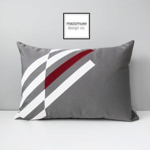 Burgundowo-szara poszewka na poduszkę Sunbrella® Outdoor w nowoczesnym geometrycznym, męskim szarym i winnym kolorze na leżaki na patio/basenie, Mazizmuse