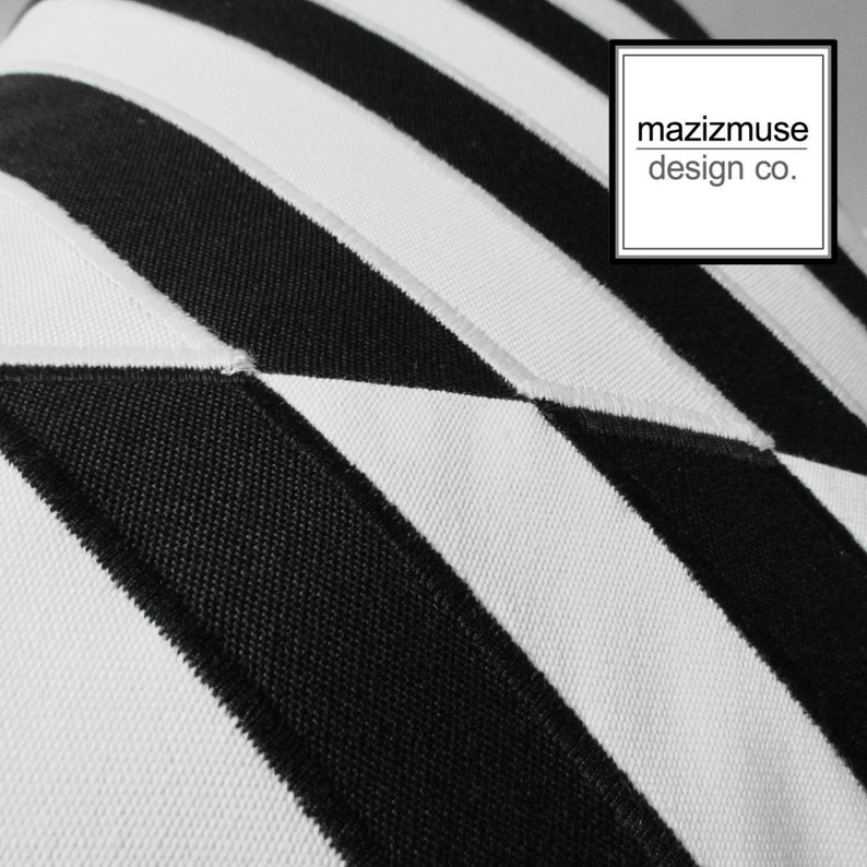 Housse de coussin extérieure moderne, housse de coussin décorative noir et blanc, housse de coussin géométrique, housse de coussin Sunbrella, Mazizmuse, Illusion image 2