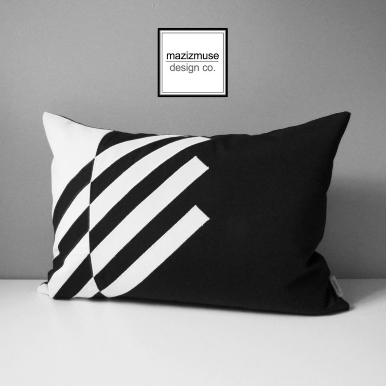 Housse de coussin extérieure moderne, housse de coussin décorative noir et blanc, housse de coussin géométrique, housse de coussin Sunbrella, Mazizmuse, Illusion image 1