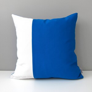 Housse de coussin d'extérieur bleu cobalt et blanc Sunbrella® dans un bloc de couleurs moderne, coussins bleu pacifique pour chaises longues de piscine, terrasse et patio