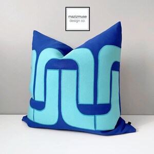 True Blue & Aruba Sunbrella アウトドア枕カバー、プールやパティオラウンジ用の装飾的なミッドセンチュリーモダンクッション、Mazizmuse による Mod Designs