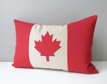 Funda de cojín con la bandera de Canadá en rojo, blanco o beige, tela Sunbrella® para exteriores, ideal para porche o patio. Regalo perfecto para inauguración de casa, sala de juegos o como cojín con diseño de hoja de arce.