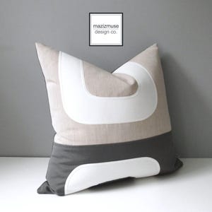 Fodera per cuscino Sunbrella® beige e grigio per esterni, design moderno di metà secolo, fodera per cuscino decorativa color block grigio e lino di Mazizmuse