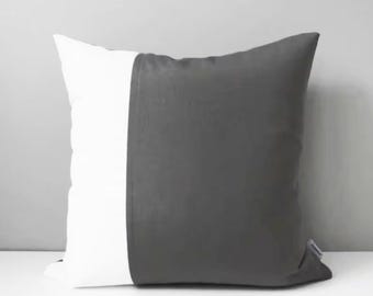 Funda decorativa para cojines de exterior Sunbrella® en gris y blanco con diseño de bloques de color. Cojines grises modernos para patio y piscina, de Mazizmuse.