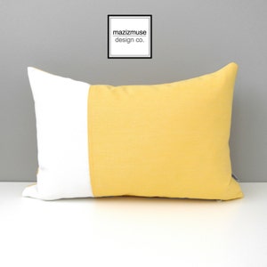 Housse de coussin d'extérieur jaune et blanc renoncule en Sunbrella® avec blocs de couleurs modernes, coussins décoratifs pour chaises longues de piscine, de terrasse et de patio