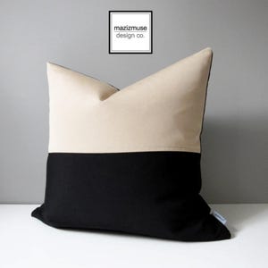 Housse de coussin d'extérieur Sunbrella® noire et beige antique dans un bloc de couleurs moderne, housse de coussin décorative pour porche/terrasse/piscine, Mazizmuse