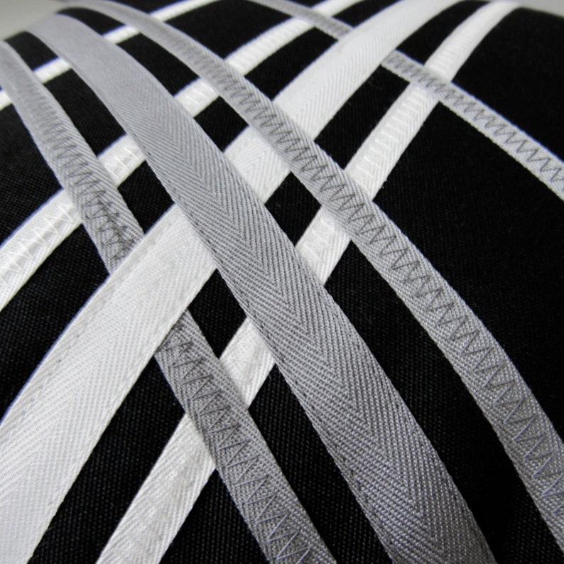 Cubierta de almohada al aire libre en negro y blanco | Etsy