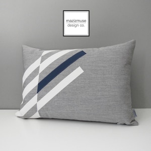 Housse de coussin d'extérieur moderne Sunbrella en gris et bleu saphir géométrique, gris granit housses de coussin pour transats de terrasse/patio/piscine