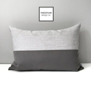 Housse de coussin d'extérieur moderne gris argenté et anthracite Sunbrella® dans un bloc de couleurs moderne, coussins gris granit pour terrasse/patio/transats au bord de la piscine