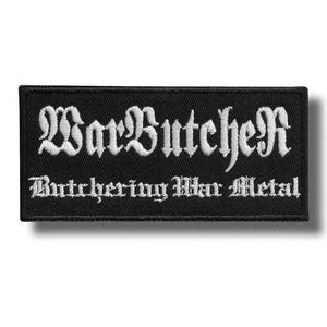 Può includere: Toppa rettangolare nera con testo ricamato bianco. La riga superiore recita "WarButcher" in un carattere gotico e la riga inferiore dice "Butchering War Metal". La toppa ha un bordo nero.
