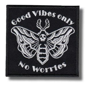 Può includere: Toppa quadrata nera con disegno di falena ricamata in bianco. La falena ha un teschio sulla testa. Le parole "Good Vibes Only" e "No Worries" sono ricamate intorno alla falena.