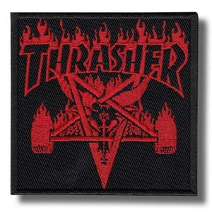 Puede incluir: Parche cuadrado negro con la palabra "THRASHER" en rojo, con letras en forma de llama. Debajo, un pentagrama rojo con una cabeza de cabra y llamas. Para ropa o accesorios.