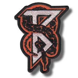 Könnte beinhalten: Gestickter Aufnäher mit einem stilisierten Design der Buchstaben "T" und "K" in Weiß, umrandet von Schwarz und Orange. Das Design beinhaltet ein schlangenartiges Muster und einen schwarzen Rand, wodurch ein auffälliges Emblem entsteht.