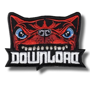 Könnte beinhalten: Gestickter Aufnäher mit einem roten Monstergesicht, blauen Augen und weißen Zähnen. Der Aufnäher trägt das Wort "DOWNLOAD" in weißen Blockbuchstaben auf einem schwarzen Banner. Zum Aufnähen auf Kleidung oder Taschen.