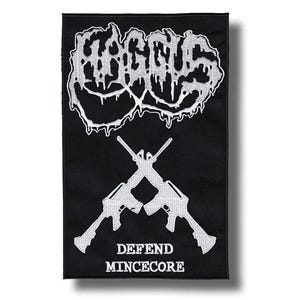Puede incluir: Parche rectangular negro con texto y gráficos bordados en blanco. La palabra "FAGGUS" está en la parte superior con una fuente que gotea. Debajo hay dos rifles cruzados y las palabras "DEFEND MINCECORE" en la parte inferior.