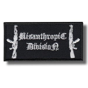 Może przedstawiać: Czarna prostokątna naszywka z białym haftowanym tekstem i dwoma stylizowanymi karabinami. Tekst "Misanthropic Division" jest napisany gotycką czcionką. Do odzieży lub akcesoriów.